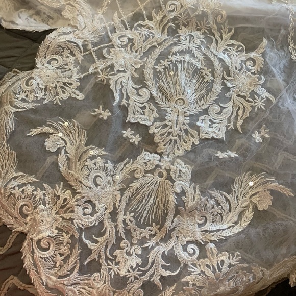 Brand New David’s Bridal Beaded Scroll and Lace Mermaid Wedding Dress Size 4 - Picture 8 of 16